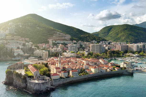 vista panoramica del drone aereo del tramonto dell'antica città di budva, montenegro. vecchia città medievale. - budva foto e immagini stock