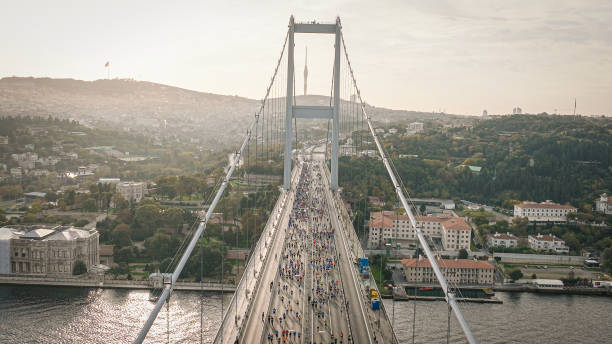 세계 유일의 대륙간 달리기 마라톤, 도시 마라톤, 달리기 선수, 도시 한복판에서 달리는 사람들의 조감도, 마라톤 주자, 주자, 이스탄불 주자 마라톤의 조감도 - healthy lifestyle turkey sport marathon 뉴스 사진 이미지