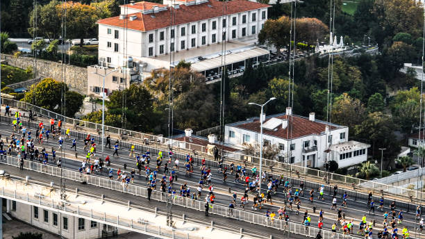 vista aérea da única maratona intercontinental do mundo, maratona da cidade, atletas correndo, vista aérea de pessoas correndo no meio da cidade, vista aérea de maratonistas, corredores, maratona de corredores de istambul - healthy lifestyle turkey sport marathon - fotografias e filmes do acervo