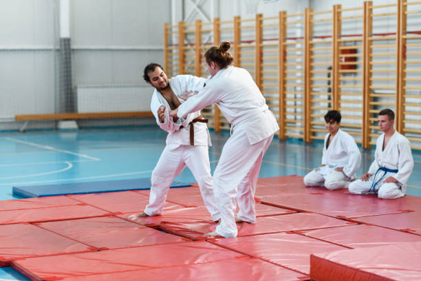 jogadores de judô praticando randori sparring - wrestling mat - fotografias e filmes do acervo