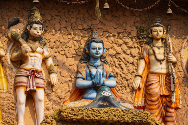 il dio indù ram laxman e la statua di hanuman che adorano shiva - montone foto e immagini stock