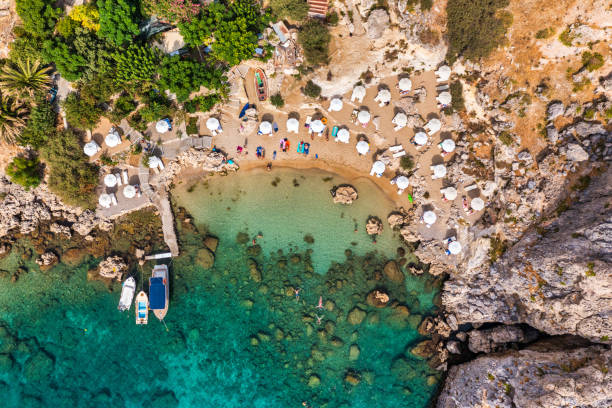 luftaufnahme der st. paul es bay in lindos, rhodos, griechenland. panorama-aufnahme mit blick auf st pauls bay in lindos auf der insel rhodos, griechenland, europa. - insel saint stock-fotos und bilder