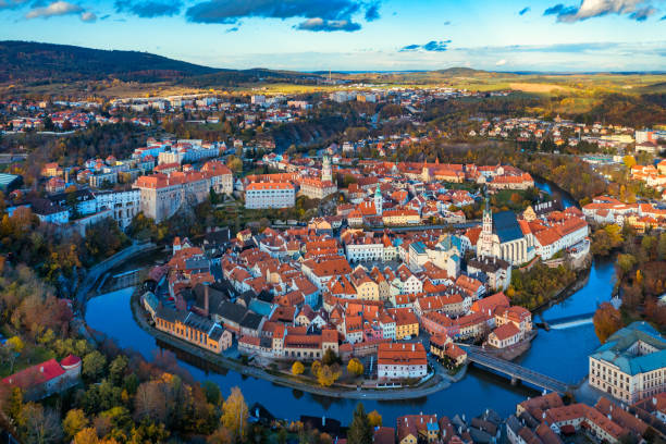 チェコ共和国の中世の城を見下ろす秋の日にヴルタヴァ川岸のチェスキー・クルムロフの町の歴史的中心部の空中写真。チェコ共和国、南ボヘミア、セスキークルムロフの旧市街の眺め。