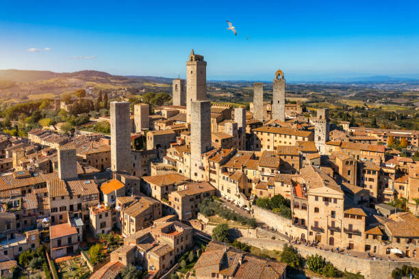 città di san gimignano, toscana, italia con le sue famose torri medievali. veduta aerea del borgo medievale di san gimignano, patrimonio mondiale dell'unesco. italia, toscana, val d'elsa. - san gimignano immagine foto e immagini stock