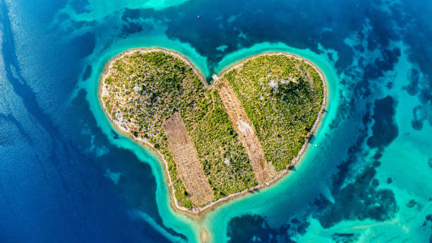 luftaufnahme der herzförmigen galesnjak insel an der adriaküste, zadar, kroatien. herzförmige insel galesnjak in zadar archipel luftaufnahme, dalmatien region von kroatien. - croatian culture stock-fotos und bilder