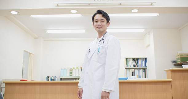 日本の医師の肖像 - 医師 日本人 男性 ストックフォトと画像