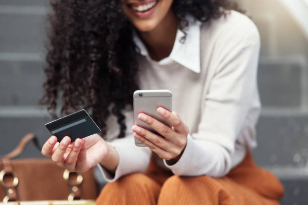 online-shopping, kreditkarte und frau auf dem smartphone in der stadt mit telefon und bankkarte in der hand. mädchen im internet beim einkaufen, e-commerce und einzelhandel. geschäftsfrau beim online-banking - onlineshopping stock-fotos und bilder