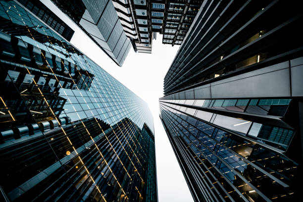 looking directly up at the skyline of the financial district in central london - city of london office building construction architecture imagens e fotografias de stock