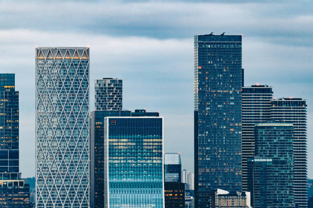 finanzzentrum in london - london england canary wharf skyline cityscape stock-fotos und bilder