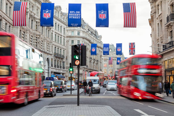 regent street scene, londres, angleterre - london england urban scene city life bus photos et images de collection