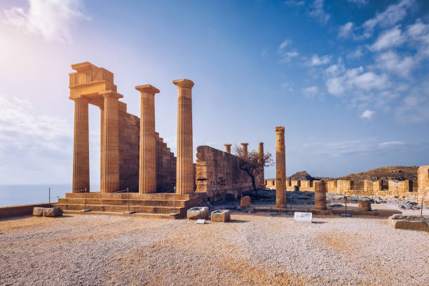 ruinen der akropolis von lindos ansicht, rhodos, dodekanes inseln, griechische inseln, griechenland. akropolis von lindos, antike architektur von rhodos, griechenland. - lindos stock-fotos und bilder