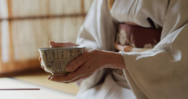 bacia de cozinhar do chá nas mãos do anfitrião japonês da cerimónia do chá - tea ceremony - fotografias e filmes do acervo