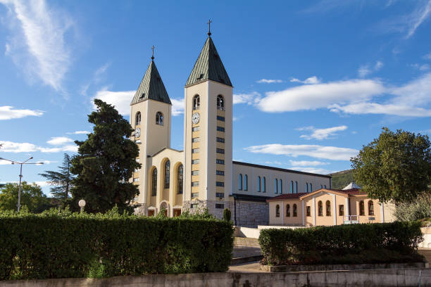 bosnia erzegovina, 10 01 2013, chiesa di san giacomo a medjugorje - bosnia herzegovinan flag foto e immagini stock