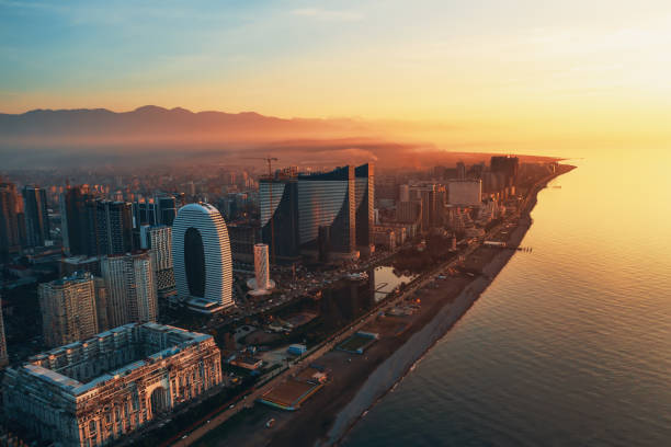 luftaufnahme von batumi, adscharien, georgien. moderne wolkenkratzer und hotels an der küste bei sonnenuntergang über dem schwarzen meer - ajaria stock-fotos und bilder