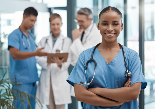 病院でチームを持つビジョン、モチベーション、またはリーダーシップを持つ医師、ポートレート、または黒人女性の看護師。幸せな医療医療、診療所での保険や薬のために笑顔で働いてい� - 医学生 ストックフォトと画像
