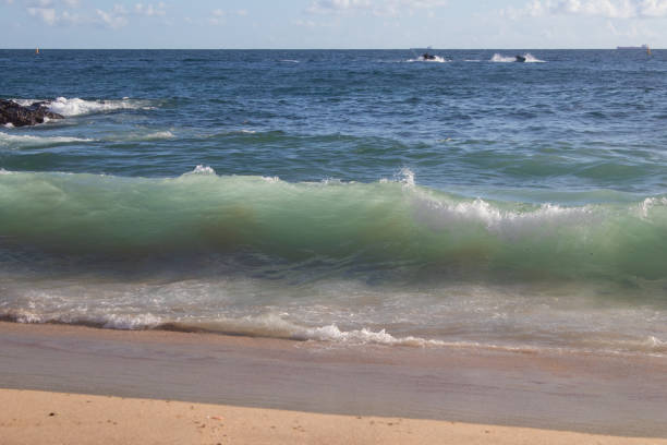 프라이아 다 바라의 바다 파도, 살바도르, 바이아, 브라질 - barra beach summer sand beach 뉴스 사진 이미지