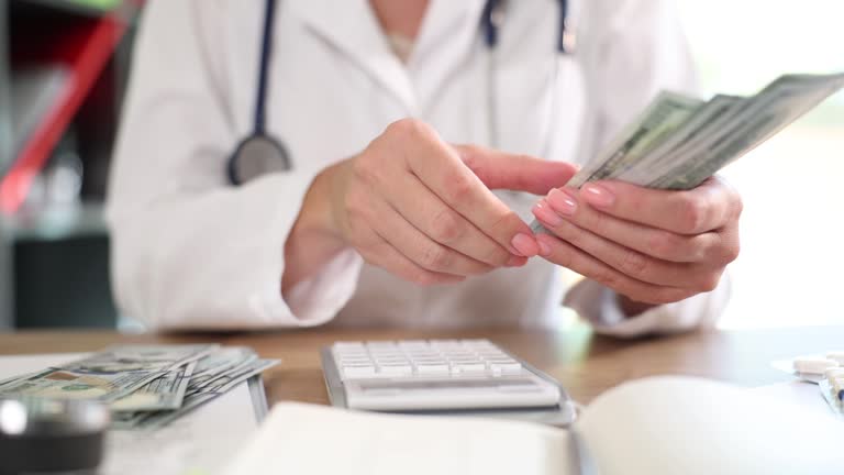 Doctor calculates cost of examination in hospital and saves money on medical services