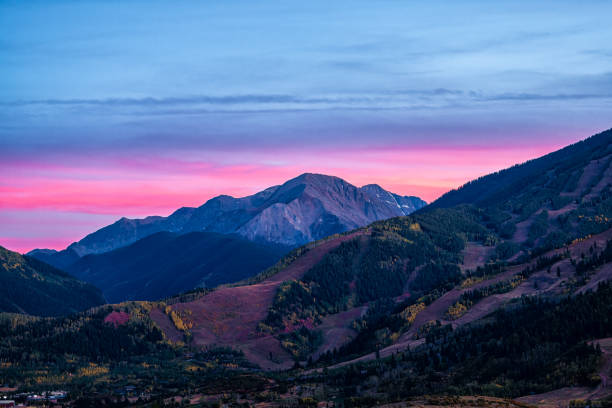 coucher de soleil rose violet à aspen, colorado avec montagnes rocheuses de buttermilk montagne de piste de ski en automne automne avec couleur pastel crépuscule coucher de soleil ou crépuscule - aspen highlands photos et images de collection