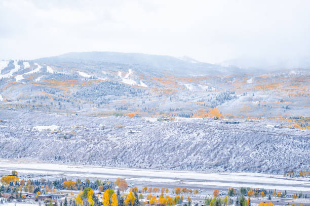 aspen, colorado stadt in den rocky mountains toaring fork valley aus hohem winkel blick auf den flughafen während der herbstsaison und schnee im oktober - airfield mountain snow airport stock-fotos und bilder