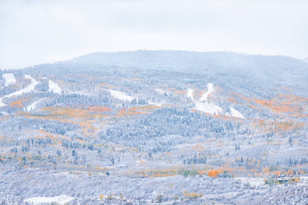 aspen, colorado em montanhas rochosas rugindo vale da bifurcação de alto ângulo de vista durante a temporada de outono mudando para o inverno nevado com folhagem amarela - 24206 - fotografias e filmes do acervo