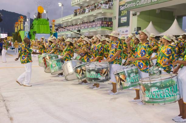 ブラジルのカーニバル。パドレパウロサンバスクールのパレード。 - rio de janeiro carnival samba dancing dancing ストックフォトと画像