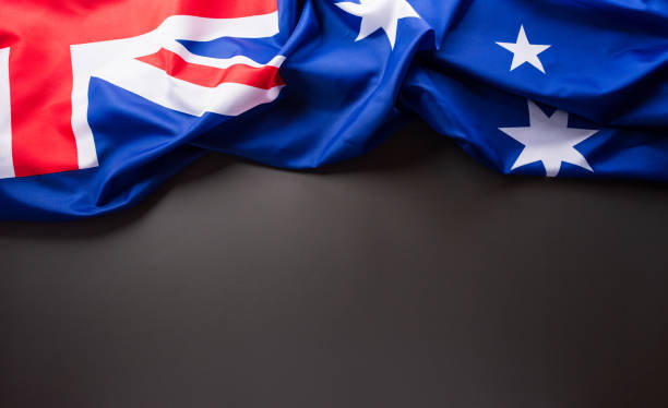 concepto de feliz día de australia. bandera australiana sobre fondo oscuro. 26 de enero. - australia australia day celebration flag fotografías e imágenes de stock