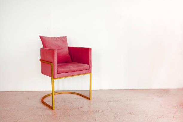 une chaise de designer à la mode se tient contre un mur vide. tonification de fauteuil dans la couleur viva magenta. design créatif tendance de 2023 - fuchsia photos et images de collection