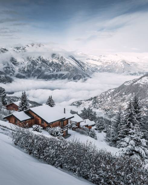 スイスのシャレーとスイスのシャレーが雪に覆われた冬の風景、ラ・ズマ、ヴァレー、スイス - chalet house snow switzerland ストックフォトと画像