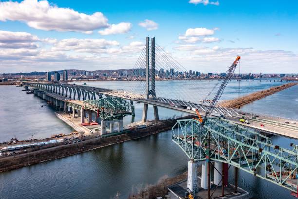 высокоугольный снимок деконструируемого моста шамплейн. броссар, канада. - brossard стоковые фото и изображения