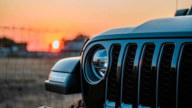 closeup shot of jeep gladiator against a sunset - jeep stockfoto's en -beelden