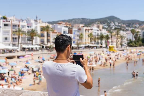 シッチェスで写真を撮っている休暇中の少年。 - sitges ストックフォトと画像