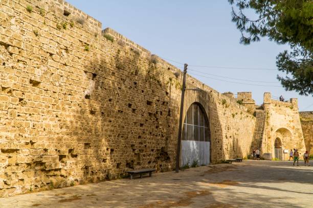 murs de pierre de famagouste à chypre - famagusta photos et images de collection