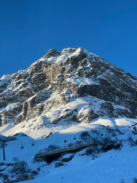 вертикальный снимок заснеженной горы арльберг в австрии - lech valley стоковые фото и изображения