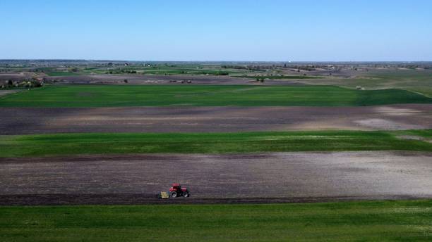 вид с высоты птичьего полета трак�тора, готовящего участок к весеннему посеву в арадаке, банат, сербия - banat стоковые фото и изображения