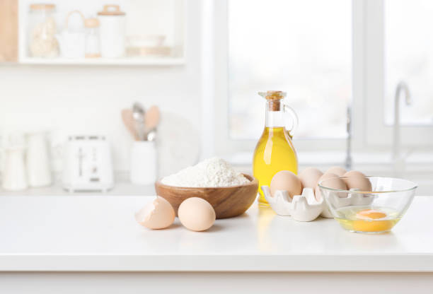 backen von kochzutaten auf küchentischinnenseite mit kopierraum - bakery food defocused table stock-fotos und bilder