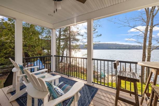 belle photo d’une terrasse d’une maison moderne avec des chaises confortables - loggia photos et images de collection