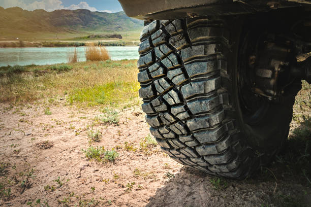 big wheel 4x4 suv mit aggressivem profil auf einem ausflug in die wildnis - off road vehicle 4x4 jeep mud stock-fotos und bilder