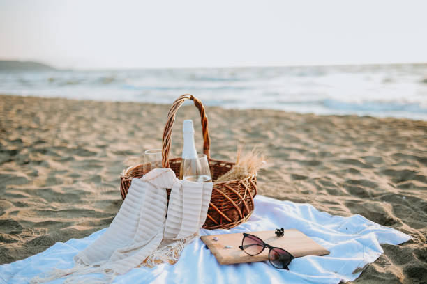 kosz piknikowy na plaży - couple dinner summer sunlight zdjęcia i obrazy z banku zdjęć