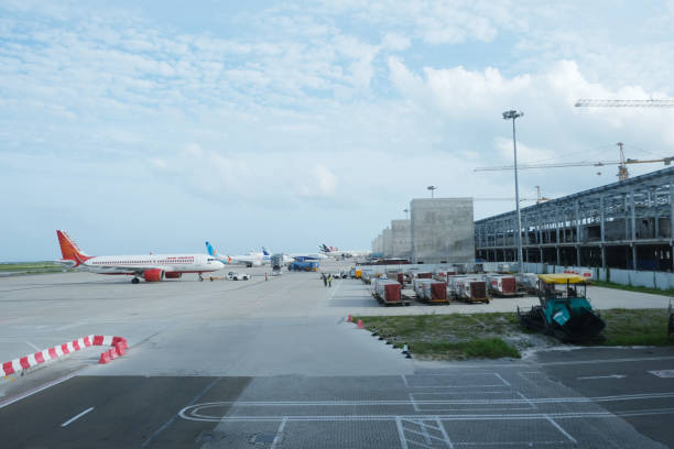 el aeropuerto internacional de velana es el principal aeropuerto internacional de las maldivas. el aeropuerto vuelve a estar ocupado después de la pandemia. - qantas airways limited fotografías e imágenes de stock
