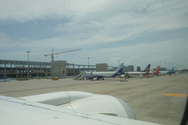 el aeropuerto internacional de velana es el principal aeropuerto internacional de las maldivas. el aeropuerto vuelve a estar ocupado después de la pandemia. - qantas airways limited fotografías e imágenes de stock