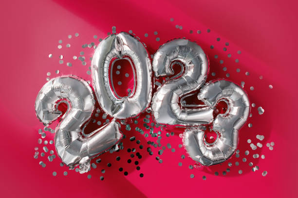 srebrne liczby balony noworoczne 2023 tło viva magenta - viva magenta zdjęcia i obrazy z banku zdjęć