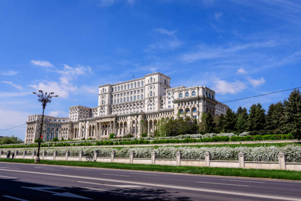 дворец парламента, также известный как народный дом (casa popoprului) на площади конституции (piata constitutiei) в бухаресте, румыния, в солнечный весенний  - constitutiei стоковые фото и изображения