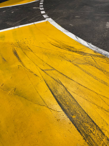 superfície da pista de corrida. faixas de pneus em concreto - skidding accident car tire - fotografias e filmes do acervo