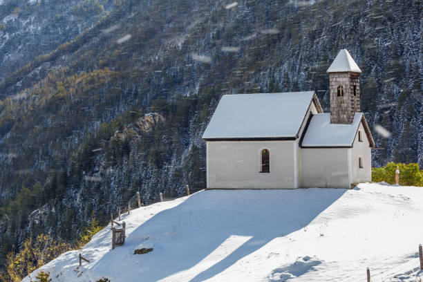 雪が降る丘の上のチャペル - groder hof chapel ストックフォトと画像