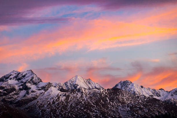 splendida vista sul paesaggio montano in alpenglow - sunrise european alps mountain alpenglow foto e immagini stock