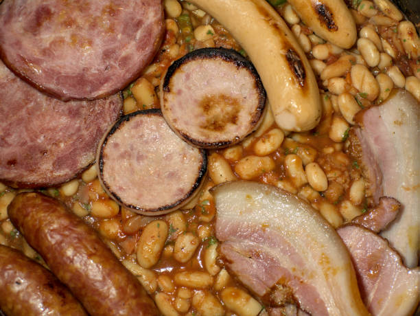 cassoulet maison, spécialité régionale du languedoc (france), à base de haricots secs, généralement blancs, et de viande - greenbean casserole photos et images de collection