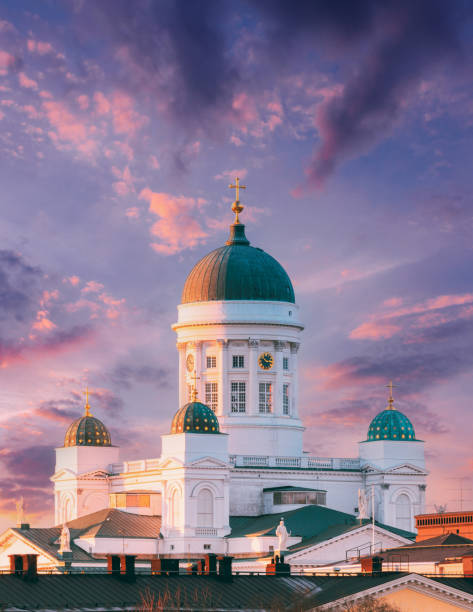 helsínquia, finlândia. céu muito nublado sobre a catedral luterana na praça do senado. marco famoso na capital finlandesa. luz dramática brilhante céu roxo - helsinki lutheran cathedral - fotografias e filmes do acervo