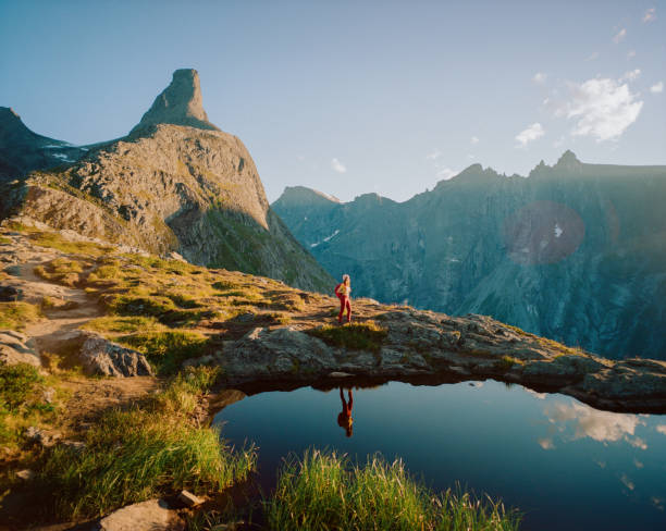 秋に湖の近くでオーストリアアルプスをハイキングする女性 - european alps austria autumn colors ストックフォトと画像