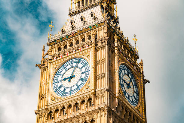 eines der berühmtesten gebäude der welt steht stolz über london - london england skyline big ben orange stock-fotos und bilder