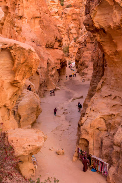 pequeña petra, el siq al-barid, jordania - el barid fotografías e imágenes de stock